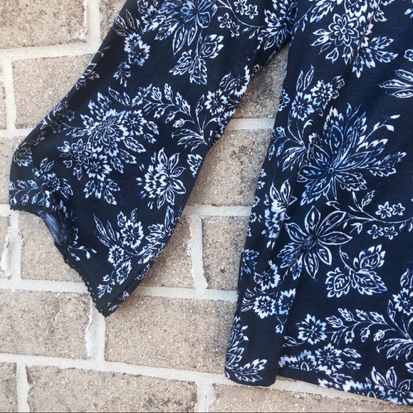 RETROLOGY | Navy White Cold Shoulder Shirt w/ lace - Picture 5 of 7